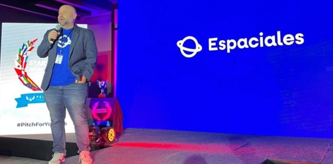 Jorge Vales Bolio presentando Espaciales