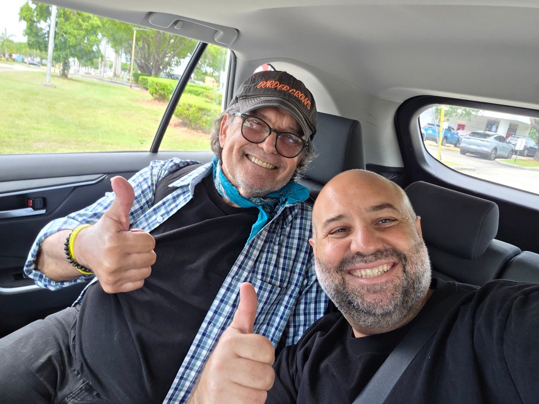 Jorge Vales Bolio con Henry Vales al abrir su LLC en Florida