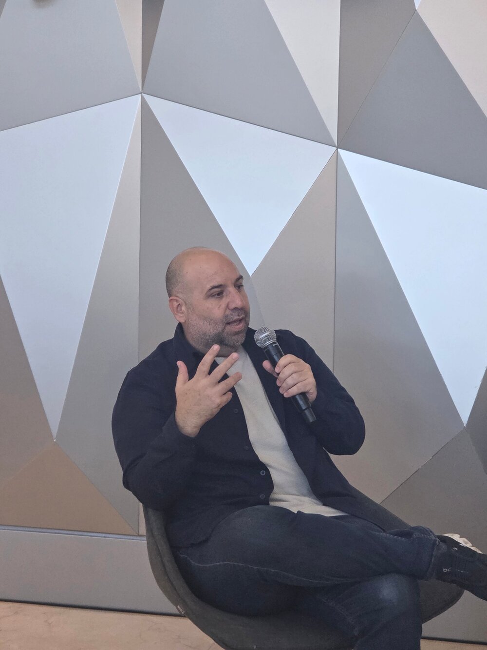 Jorge Vales Bolio en un panel